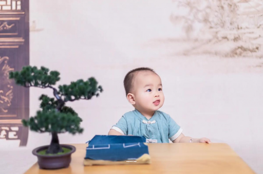 广州包生男孩的试管医院宝宝揉眼睛揉鼻子